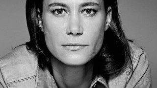 Провокация! Бившата на Камен Воденичаров показа изложба с каки без дрехи