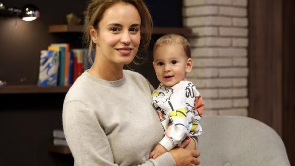 Радина Кърджилова с бебе на педикюр за 35-ия си рожден ден!