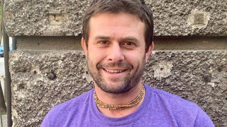 Фахрадин Фахрадинов  заживя в сламена къща, измазана с  глина и кравешка тор