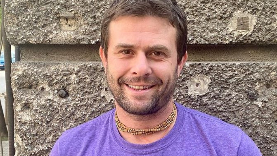 Фахрадин Фахрадинов заживя в сламена къща, измазана с глина и кравешка тор Фахрадин Фахрадинов заживя в сламена къща, измазана с глина и кравешка тор