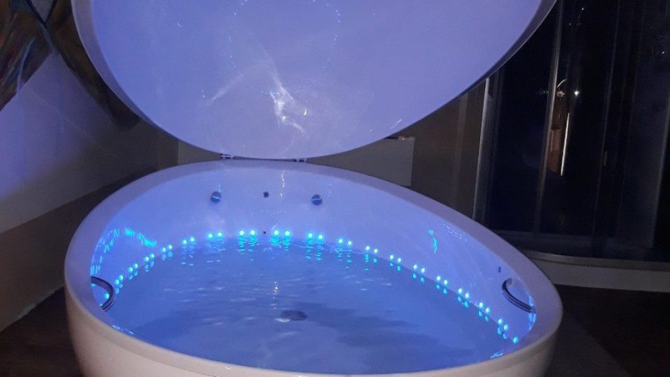 Камелия релаксира във флотационна капсула за 10 000 долара Камелия релаксира във флотационна капсула за 10 000 долара