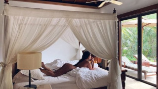 Николета Лозанова се разхожда без дрехи на Сейшелите (СНИМКИ в галерията)