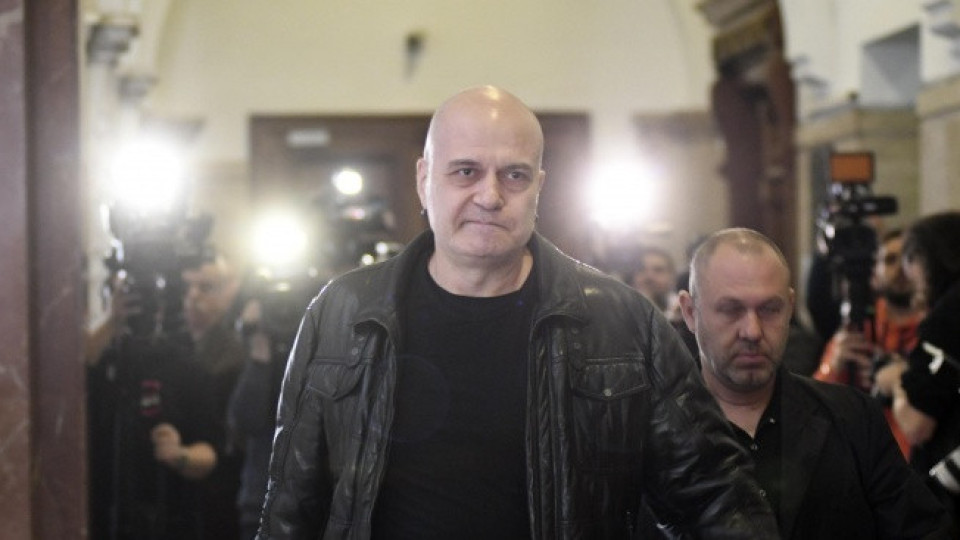 Скандал с дипломата на Слави: Да не е Моцарт, че е получил тапията си за заслуги?! Скандал с дипломата на Слави: Да не е Моцарт, че е получил тапията си за заслуги?!