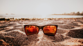 Какво представлява поляризацията на слънчеви очила?