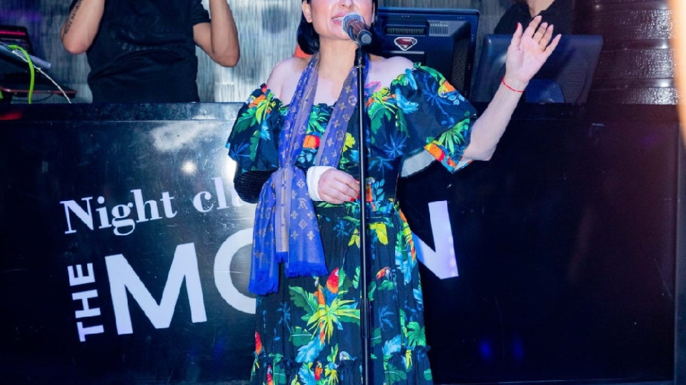 Модерна и в болката си: Софка пее на Слънчака с бутикова шина (Снимки)