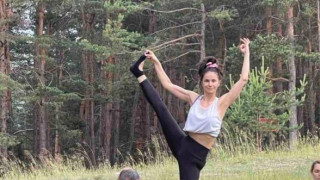 Вили Марковска прави йога сред природата