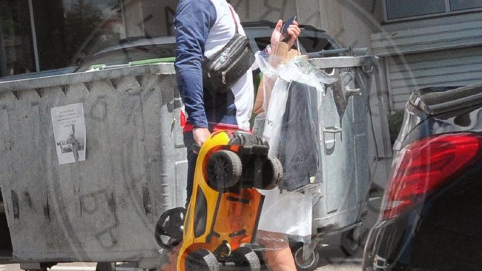 Бившият на ДесиСлава изловен с детска количка (Папарашки снимки)