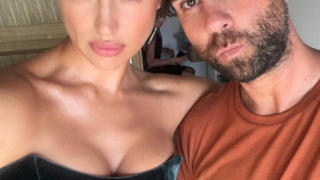 Нашенец гримира Ирина Шейк за корица на списание без дрехи (Снимки в галерията)