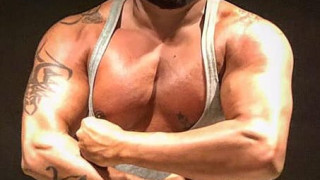 Азис с поредната операция! Този път си сложи бицепси! (ФОТО)