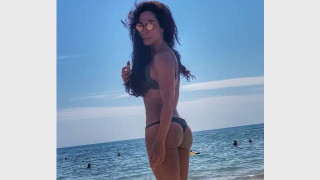 Маги Желязова позира само по прашка на 47 г.! (Вижте невероятното й тяло – ФОТО)