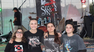 Явлението Second to None – нежни мацки и здрави жици (Снимки, Видео)