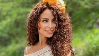 Футболна фенка! Шефката на силиконките оракул на мачове!