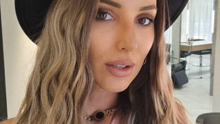 Бели кахъри! Алекс Петканова си намери бял косъм