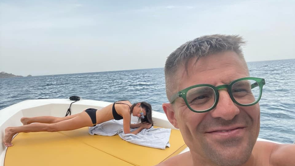 Андрей Арнаудов почива на яхта, жена му прави лицеви опори