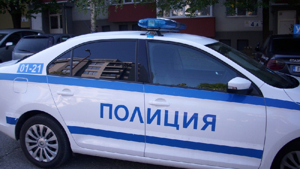 Папарашки удар: Папи Ханс „загражда“ гореща блондинка Папарашки удар: Папи Ханс „загражда“ гореща блондинка