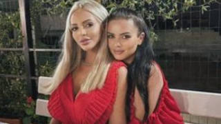 Осипова целува страстно друга жена (Плеймейтката на море по женски)