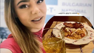 Карина Караньотова се налива с бира в жегите