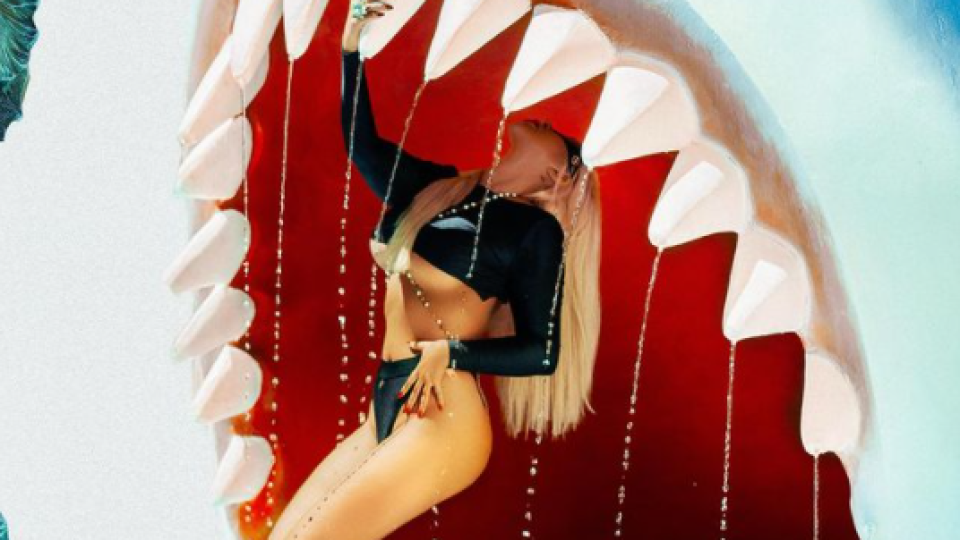 Полуголата Андреа се натика в устата на акула