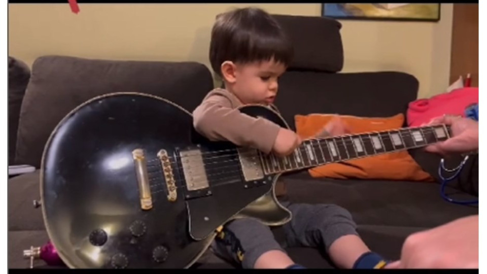 Синът на Луиза Григорова ще става китарист
