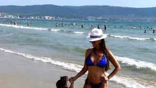Глория заведе внучката на море! (ФОТО на малката Галина)
