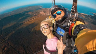 Фолк певица скочи с парашут (СНИМКИ)