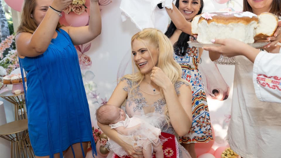 Мис България с погача за бебето