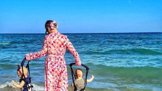 Ася Капчикова на море с близнаците