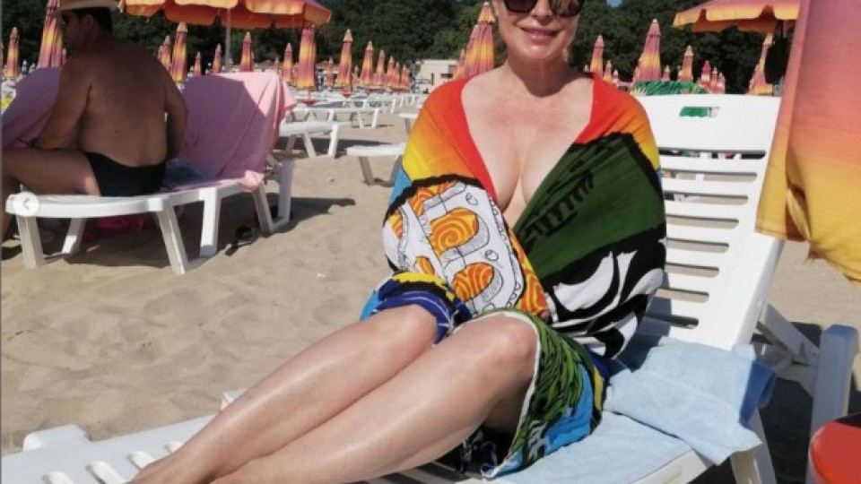 Мира Добрева се пусна без бански на плажа