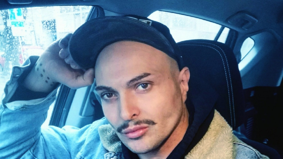 Иво Димчев раздава пари на феновете Иво Димчев раздава пари на феновете