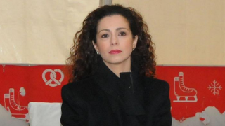 46-годишната Eлена Петрова сияе с  млад мъж