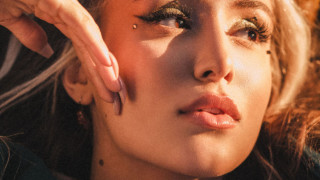 НЛО, пришълци и спираща дъха любовна история в новия клип на Дара Екимова