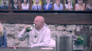 Георги от Фермата изпи бирата на всички