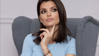 ВИП глезотии! Славена Вътова релаксира в капсула с вода!