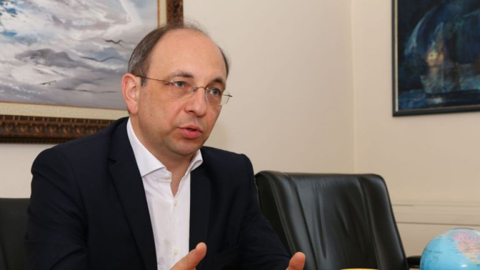 Ники Василев яде с ръце Ники Василев яде с ръце
