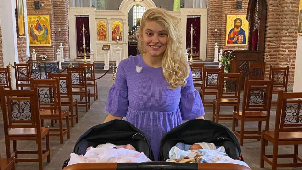 Ева Веселинова заведе близнаците в църква Ева Веселинова заведе близнаците в църква