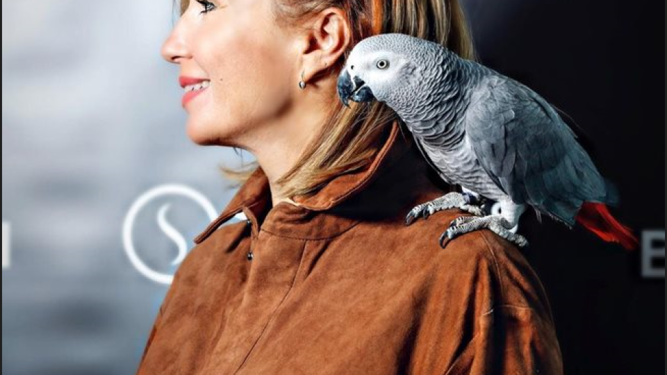 Ирина Тенчева се радва на папагал