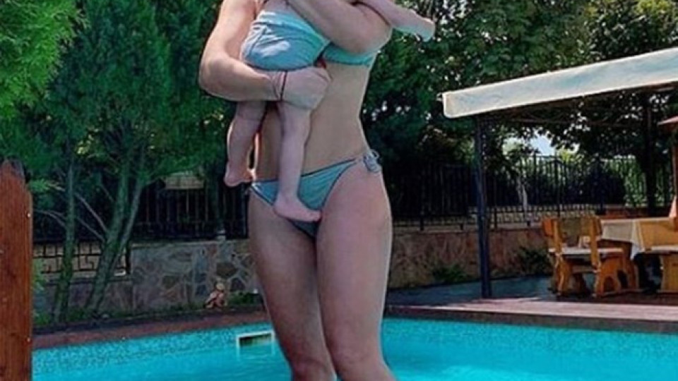 Мария Илиева на басейн със сина си