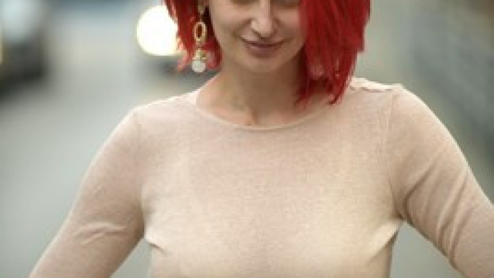 Жената на Звезди от Ахат простира само с тъмни очила Жената на Звезди от Ахат простира само с тъмни очила