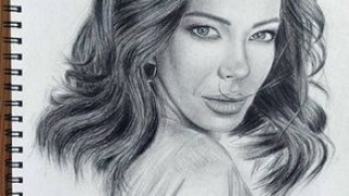 Емилия си рисува портрет! (Вижте го)
