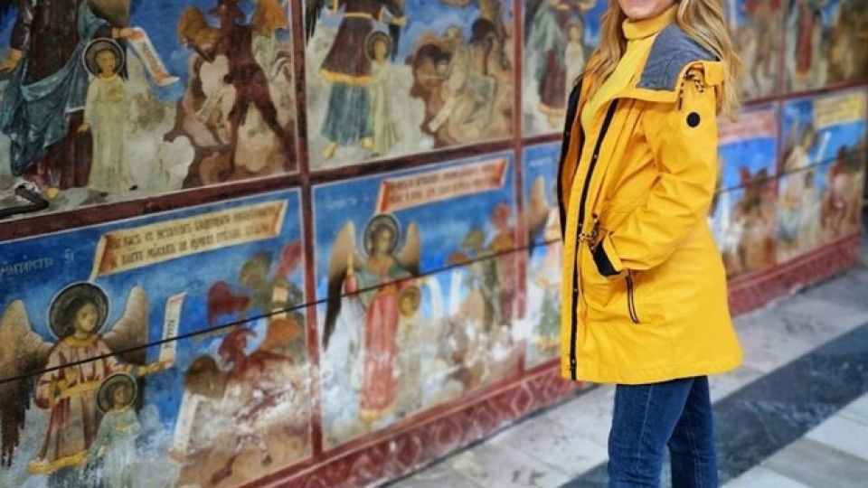 Николета Маданска  се моли за бебето  в Рилския манастир