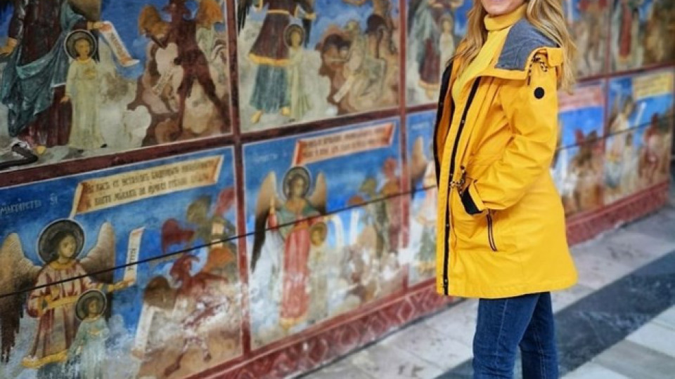 Николета Маданска се моли за бебето в Рилския манастир Николета Маданска се моли за бебето в Рилския манастир