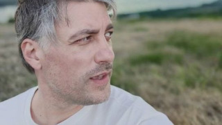 Владо Карамазов  си подстрига  белия перчем