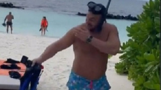 Софка в паника от акули на Малдивите