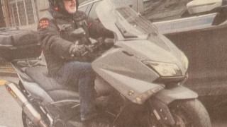 С мотор за 15 бона фучи мъжът на Аня Пенчева (Папарашки снимки)