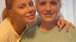 Камелия показа майка си