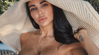 Талант! Николета Лозанова пие без ръце! (ФОТО)