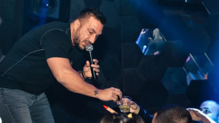 Напук на пандемията: Коцето се надпива с фенове в дискотека