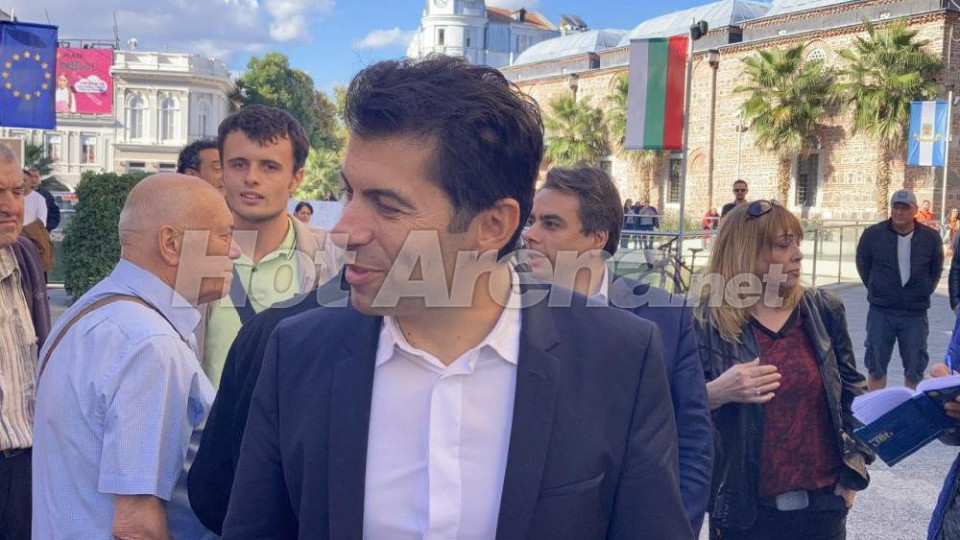 Силиконови бръмчалки и певици въздишат по Кирил Петков Силиконови бръмчалки и певици въздишат по Кирил Петков