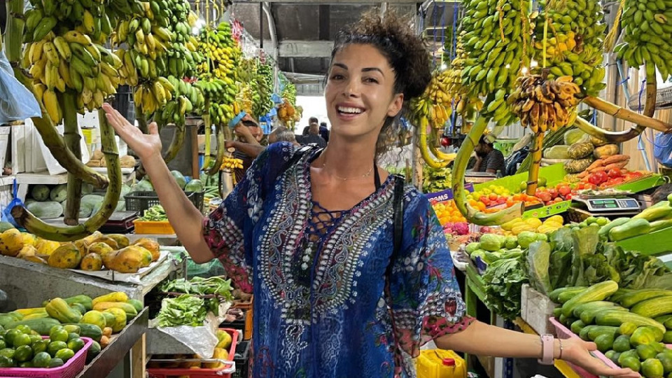 Биляна Йотовска бере банани на Малдивите