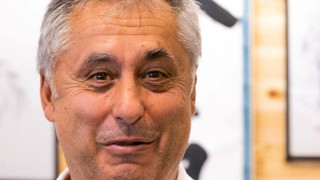 Бащата на Кирил Петков живее екстремно - кара сърф, лети с крило, тренира айкидо